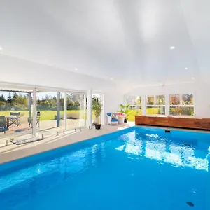 https://the-meadows-villa.top-hotels-christchurch.com